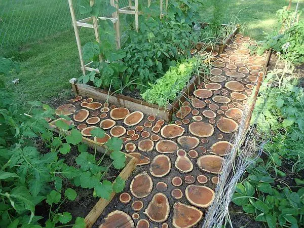 Weekend DIY Project: Cut Wood Garden Path : HomeJelly