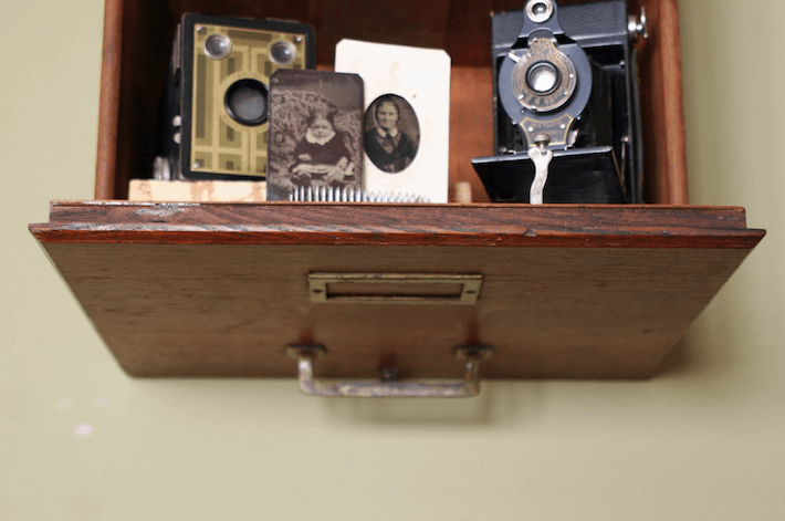 Filing cabinet drawer shelf for curios