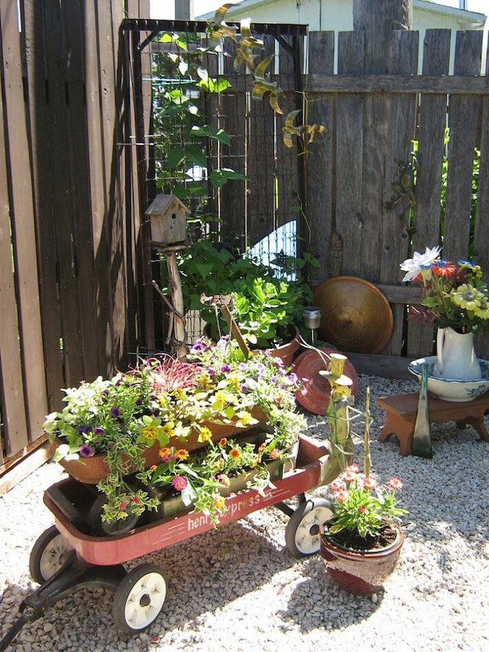 Vintage Bed Springs Repurposed Into Outdoor Trellis : HomeJelly