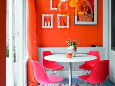 https://www.homejelly.com/wp-content/uploads/2011/04/orangewall-and-chairs-e1341869737209.jpg