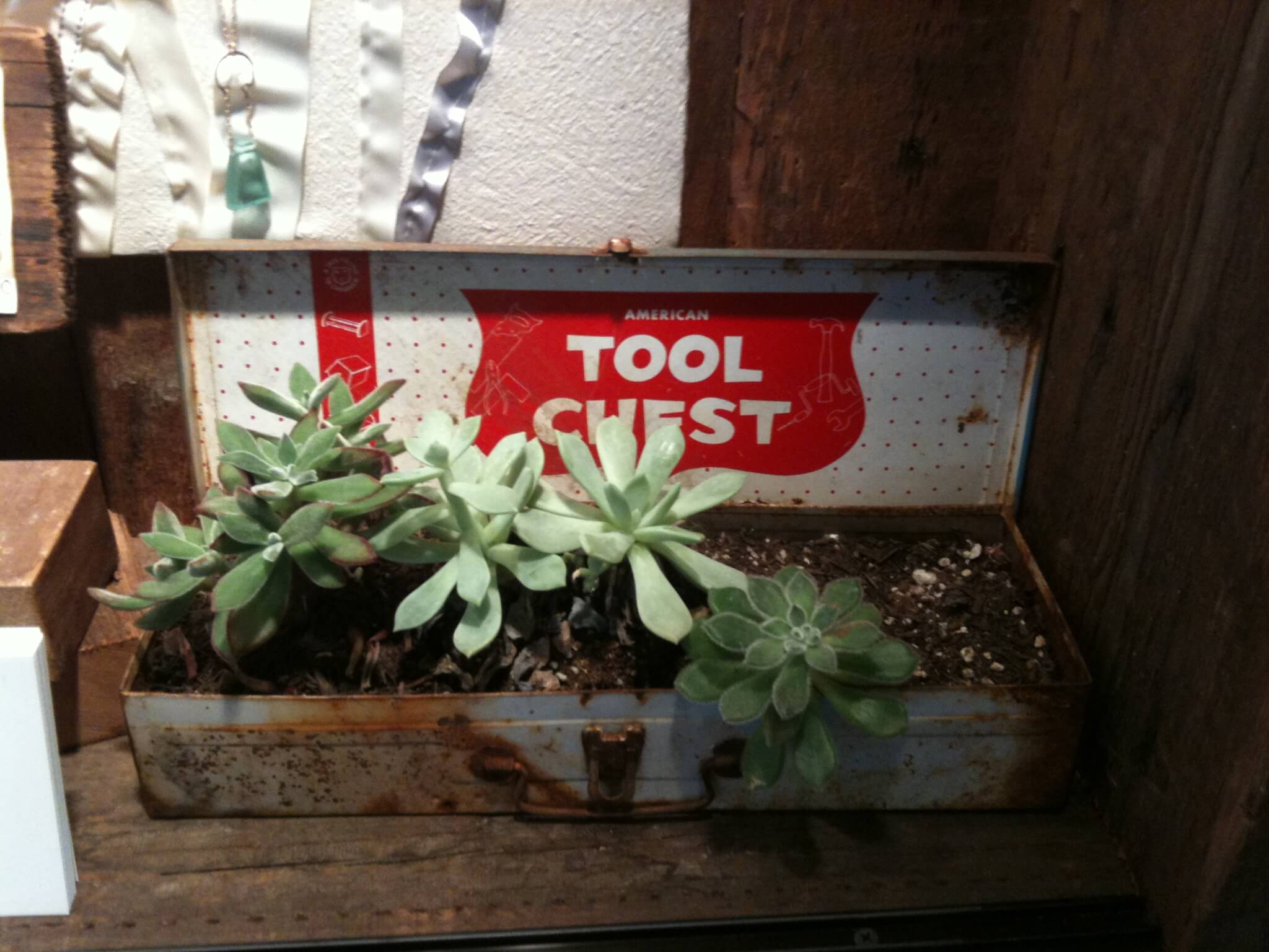 https://www.homejelly.com/wp-content/uploads/2011/06/tool-chest-planter.jpg