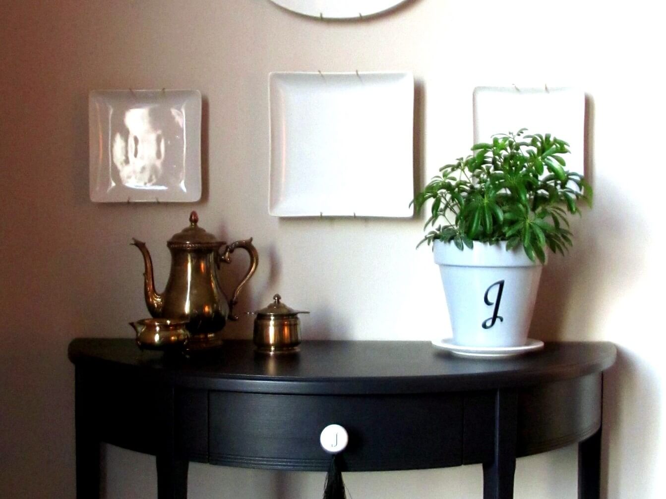 https://www.homejelly.com/wp-content/uploads/2011/08/console-table-8-h2urhome-e1341816097365.jpg