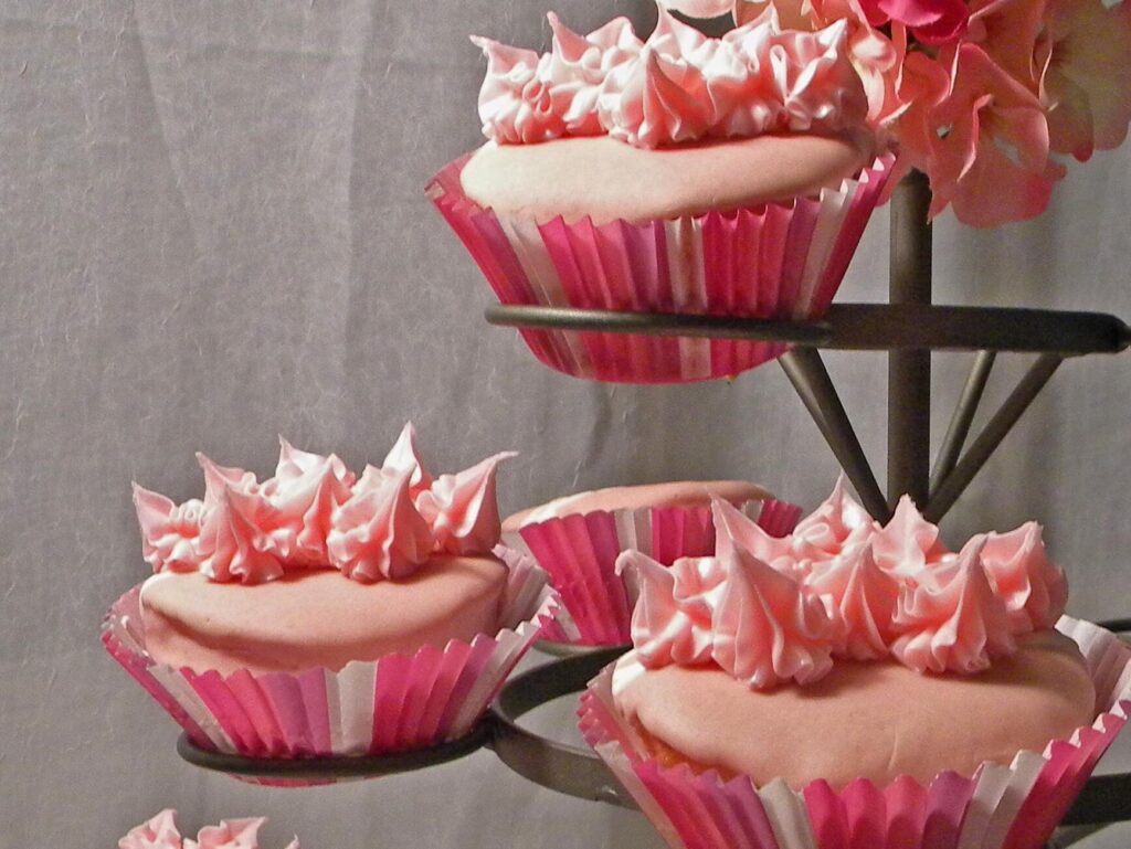 https://www.homejelly.com/wp-content/uploads/2012/02/Riverside_ReStore_RePurpose_Cupcake_Display-e1341800652682-1024x769.jpg