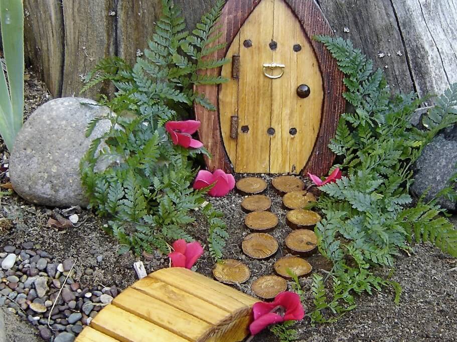 https://www.homejelly.com/wp-content/uploads/2012/04/tree-trunk-fairy-door-e1341470494914.jpg