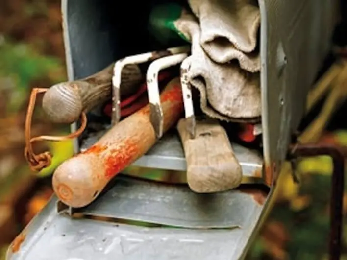 https://www.homejelly.com/wp-content/uploads/2012/08/Repurposed-mailbox-garden-tool-holder-thumbnail-e1344636558678.jpg