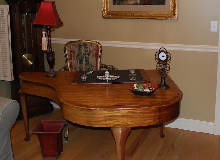 https://www.homejelly.com/wp-content/uploads/2012/08/Repurposed-piano-desk.jpg