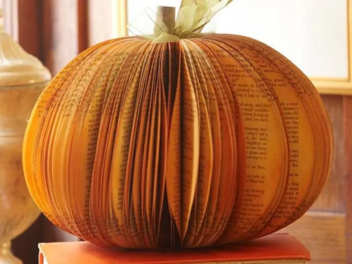 https://www.homejelly.com/wp-content/uploads/2012/09/Paper-pumkin-centerpiece1-e1348702133306.jpg