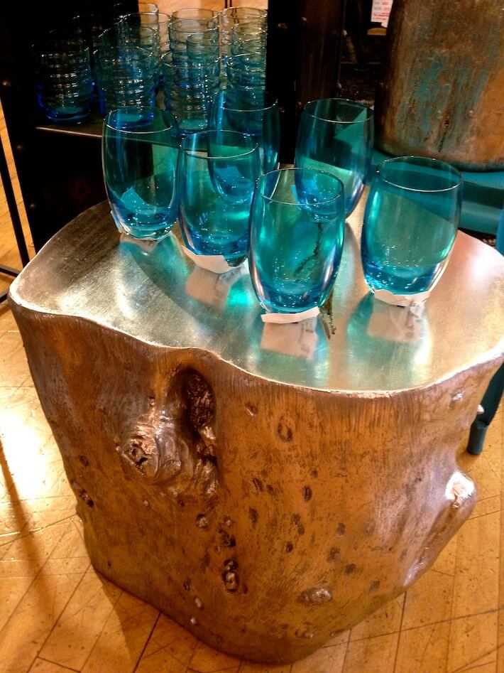 https://www.homejelly.com/wp-content/uploads/2013/01/Painted-tree-stump-side-table.jpg