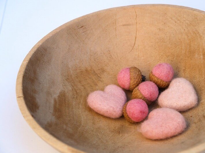 https://www.homejelly.com/wp-content/uploads/2013/02/Pink-felt-hearts-and-acorns-e1360607549698.jpg