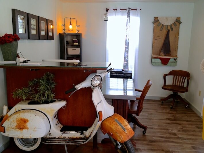 https://www.homejelly.com/wp-content/uploads/2013/03/Vespa-desk-decor.jpg