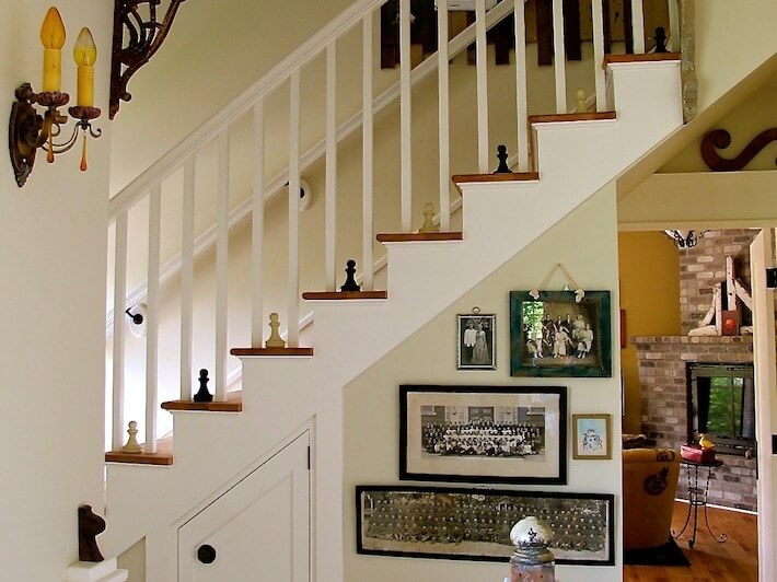 https://www.homejelly.com/wp-content/uploads/2013/08/2nd-floor-staircase-styled-with-salvaged-corbals-sconces-and-vintage-chess-pieces…oh-my1.jpg