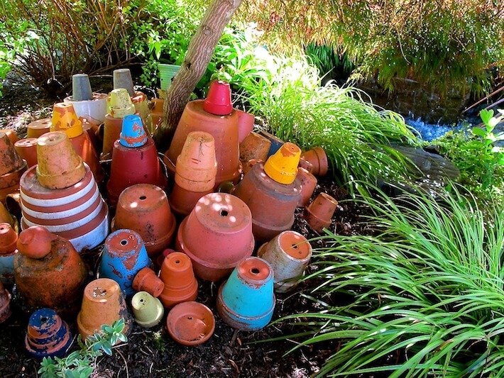 https://www.homejelly.com/wp-content/uploads/2013/08/Terracotta-pots-in-place-of-flowers.jpg