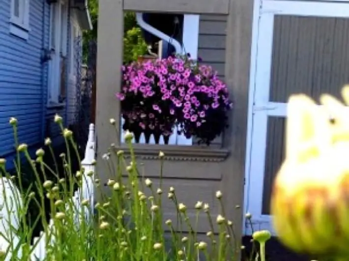 https://www.homejelly.com/wp-content/uploads/2013/09/Vintage-Door-Trash-Blind-feature-photo.jpg