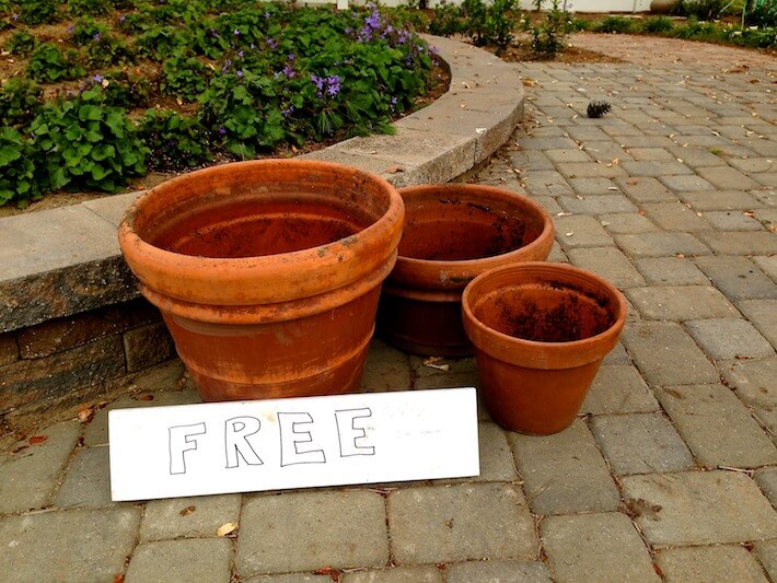 https://www.homejelly.com/wp-content/uploads/2013/11/Curbside-terra-cota-pots.jpg