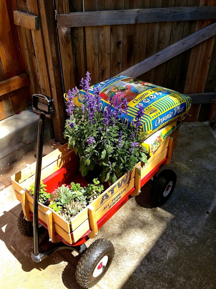 https://www.homejelly.com/wp-content/uploads/2013/11/Wagon-planter-and-transporter.jpg