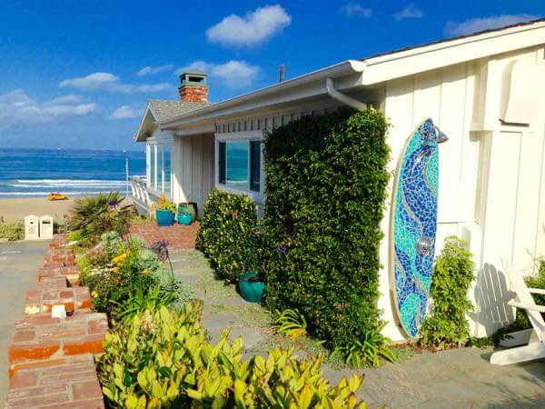 https://www.homejelly.com/wp-content/uploads/2015/06/Seaside-outdoor-shower-pays-homage-to-its-many-surfers.jpg