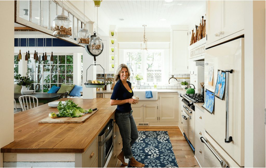 https://www.homejelly.com/wp-content/uploads/2015/10/Shannon-Quimby-inside-her-fabulous-kitchen-with-a-re-purpose-feature-photo-1024x646.jpg