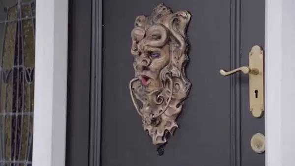 https://www.homejelly.com/wp-content/uploads/2015/10/Surprisingly-haunting-door-knocker.jpg