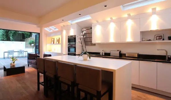 https://www.homejelly.com/wp-content/uploads/2015/12/led-lighting-highlights-a-modern-open-kitchen.jpg