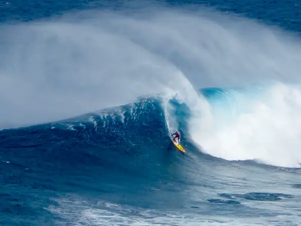 https://www.homejelly.com/wp-content/uploads/2016/01/Surfer-gunnn-a-perfectly-shaped-wave-at-Jaws.jpg