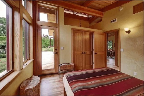 https://www.homejelly.com/wp-content/uploads/2016/01/Tiny-timber-homes-master-bedrooms-view.jpg