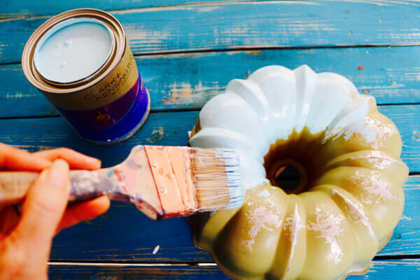 2b-paint-bundt-cake-pan-with-your-favorite-color