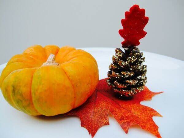 pine-cone-place-setting-marker