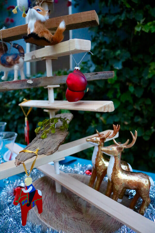 reindeer-watching-over-the-ornament-animals