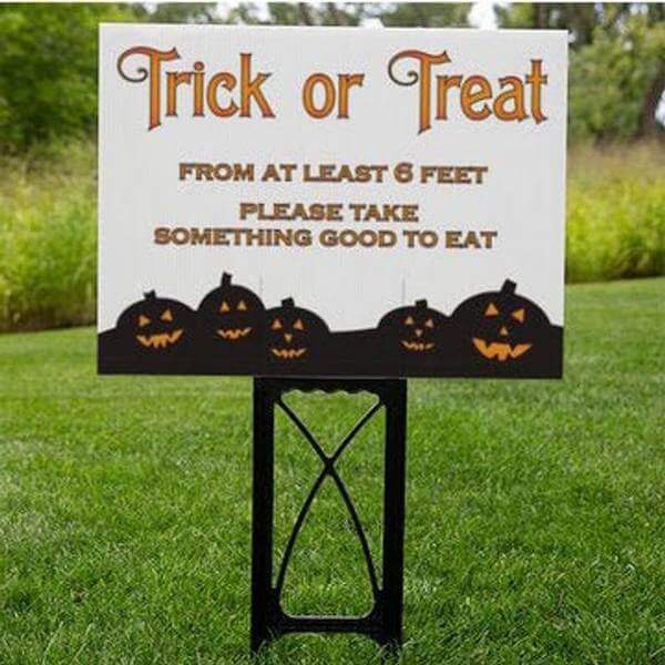 Socially distanced Trick or Treat sign